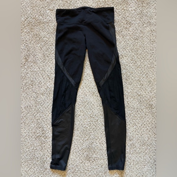 ALO Yoga Pants - Alo Yoga Legging with Mesh Panels by Knee Size XS/Small | Athleisure | athletic